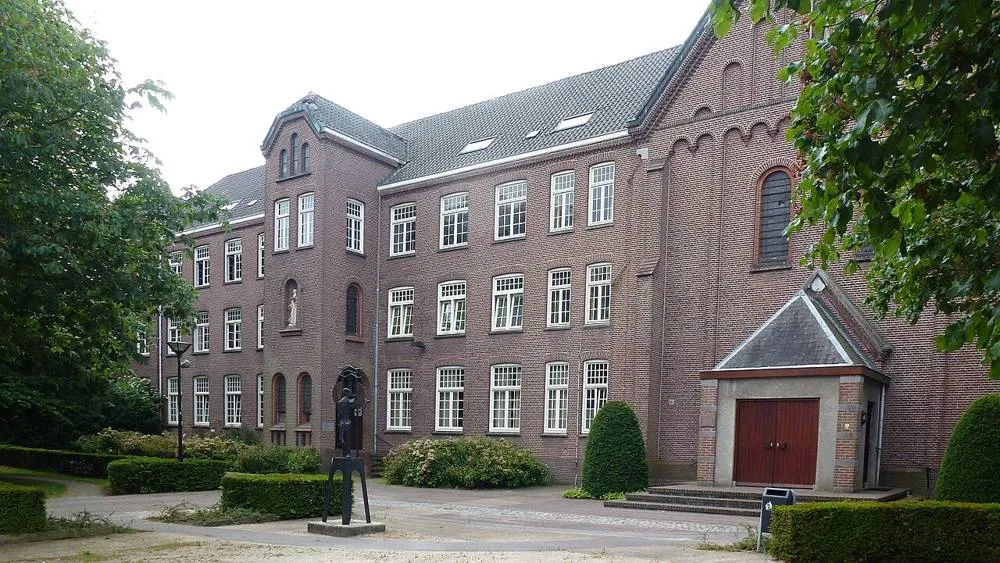 Biezenmortel: Kapucijnenklooster (Biezenmortel) 01. Vooraanzicht